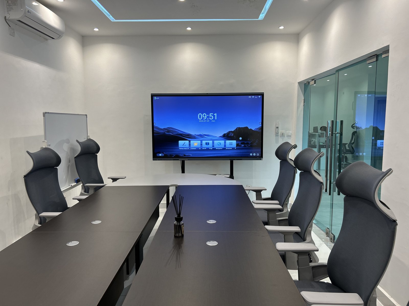 Salle de formation équipée d'un écran tactile interactif - Kiyali Consulting Group